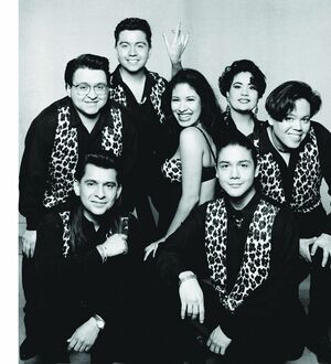 Selena y los dinos.jpg