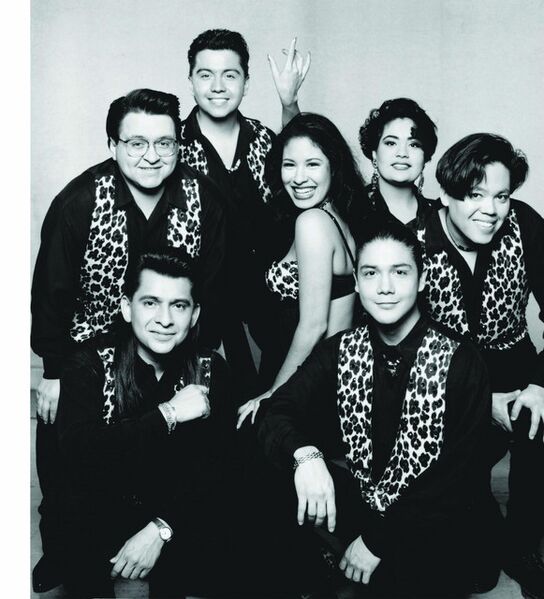 File:Selena y los dinos.jpg